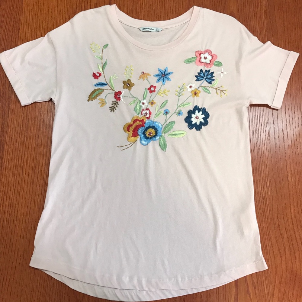 Light pink T-shirt with flower embroidery